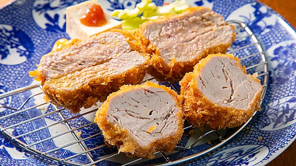 To prevent indigestion, our restaurant starts with a salad of cabbage. Our original dressing, made with onions and carrots, is a popular item that many customers take home. After the salad, it's time for tonkatsu! Our premium rib loin cutlet, made with "Kiki Pork" raised in the abundant nature of Gunma with meticulous attention to water and feed, is best enjoyed with salt, olive oil, and wasabi soy sauce. Our juicy premium fillet cutlet, carefully fried to perfection, is also exquisite!