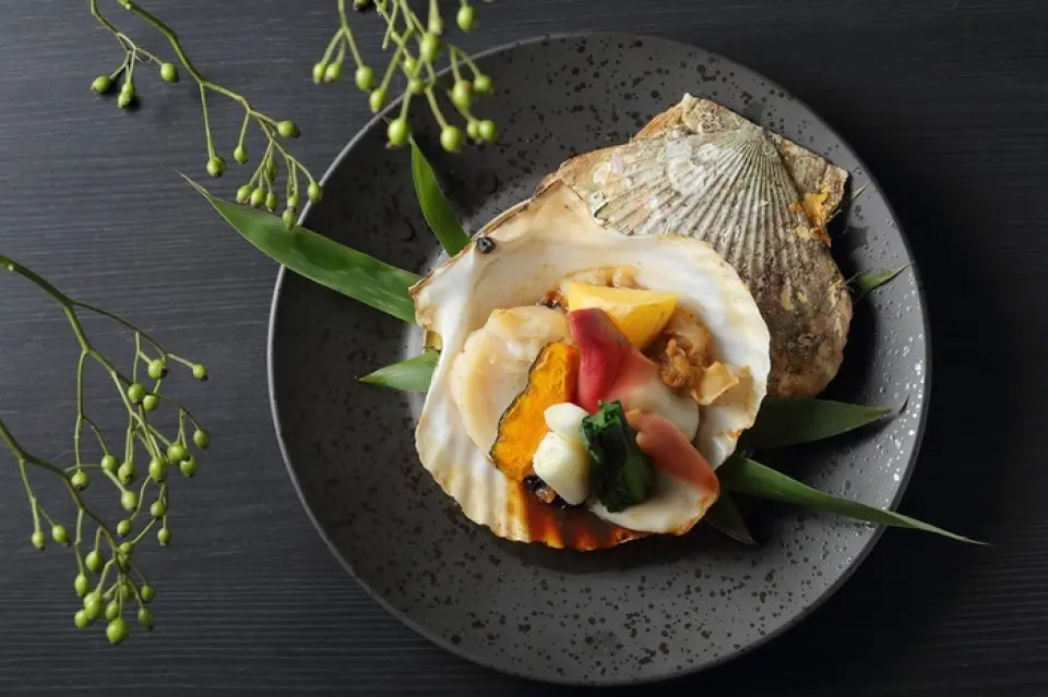 We use carefully selected seasonal ingredients to create Japanese dishes that showcase the natural flavors of each ingredient, allowing you to experience the changing seasons. In addition to our kaiseki multi-course meals, we also offer affordable lunch courses. Please consider us for celebrations, business meetings, memorial services, or even a slightly more luxurious dinner.