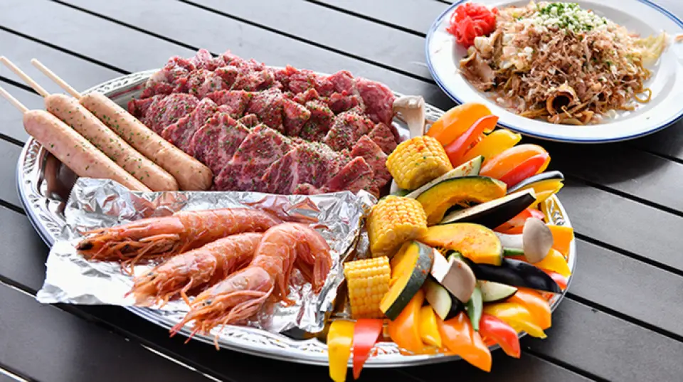 魅力在於，您可以一邊感受海風，一邊空手享受BBQ。我們提供三道豐盛的套餐，每道套餐都包含新鮮的海鮮和肉類，以及色彩繽紛的蔬菜。 C套餐包含奢華的和牛。 ◎現場加購飲品需額外付費。我們的工作人員將負責準備工具和食材、生火以及清潔工作。何不讓這成為一次難忘的夏日體驗？