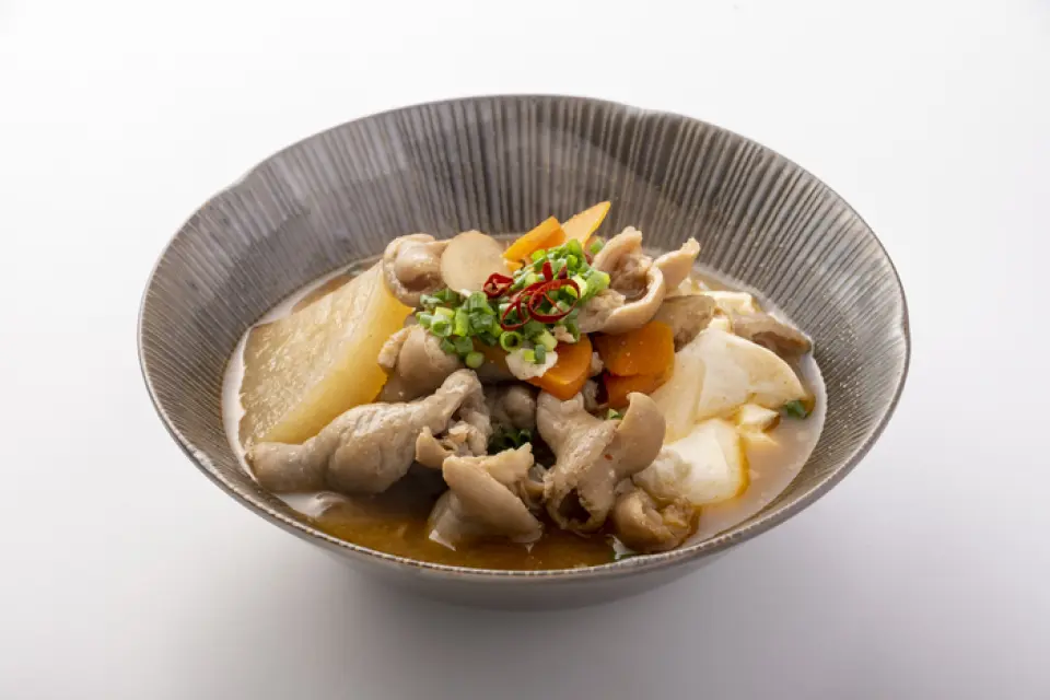 Với đầy đủ các loại rau củ, món ăn này vô cùng ngon miệng. Chúng tôi phục vụ nhiều món ăn izakaya kinh điển, chẳng hạn như món "Motsu Nikomi" (nội tạng hầm) cay nồng vị miso và "Sashimi trong ngày", món này thay đổi hàng ngày tùy thuộc vào nguyên liệu có sẵn. Chúng tôi cũng đặc biệt giới thiệu các món gà, bao gồm món "Gà Karaage" (gà rán) quen thuộc, cũng như "Cánh gà", "Sụn thịt", "Mề gà" và "Đuôi gà". Ngoài ra, chúng tôi còn có nhiều món ăn khác, bao gồm tempura, pizza shiokara và các món cơm từ cơm chiên đến nasi goreng.