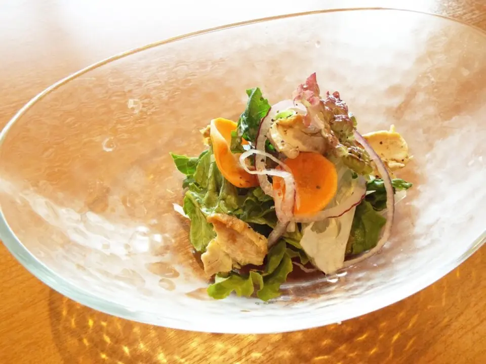We are committed to making everything by hand, and only use ingredients that have been carefully selected by the chef himself using his experience and knowledge. With the theme of "delicious and healthy," we use seasonal local vegetables and add a Japanese essence to the cuisine of our previous restaurant, Agano, to create dishes that are not bound by convention.