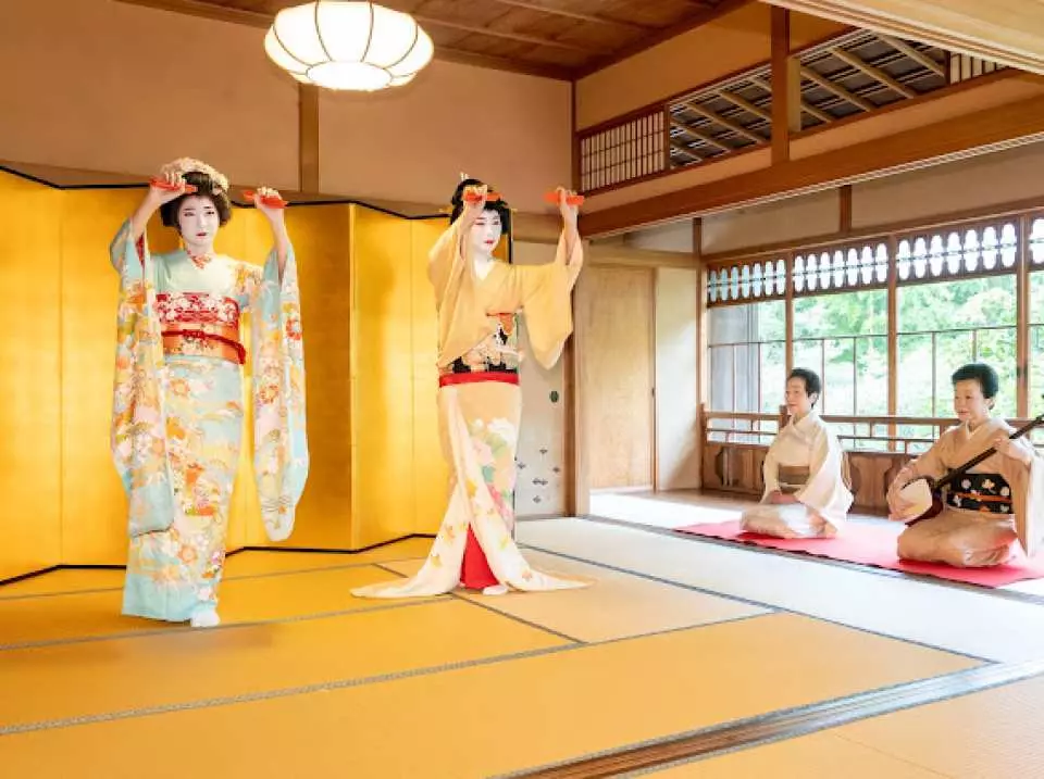 Các buổi biểu diễn geisha Furumachi có thể được sắp xếp theo yêu cầu để thêm hương vị văn hóa truyền thống vào bữa ăn của bạn