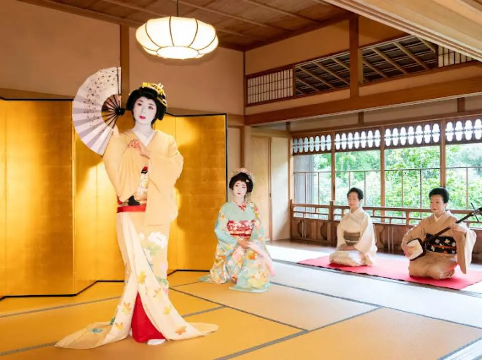 リクエストに応じて古町芸妓のパフォーマンスを手配し、お食事に伝統的な文化の風味を加えることもできます。