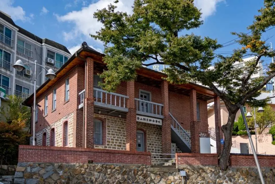 釜山開港公路一棟保存完好的歷史紅磚建築，其傳統韓式屋簷與石砌基礎展現近代歷史風華，是大眾深入了解釜山文化之旅的重要地標。