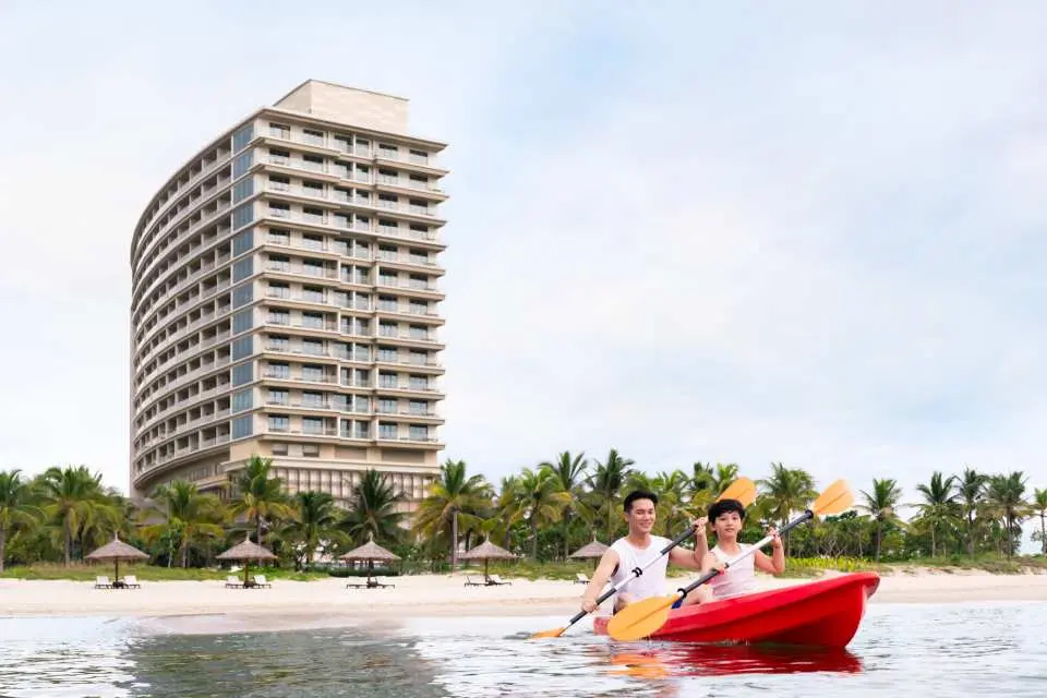 海灘活動：在清澈見底的專屬海灘，可以挑戰驚險刺激的水上運動，亦或在太陽傘下，閱讀喜歡的書籍，並來一杯清爽可口的飲料放鬆一下。