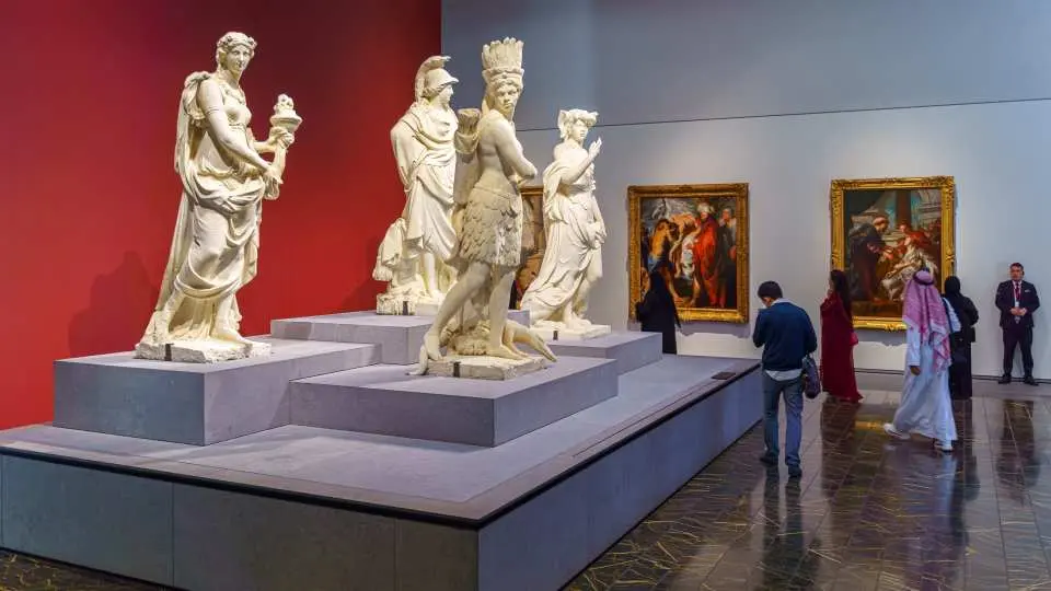 阿布扎比卢浮宫内，一系列古典雕像和绘画展示不同文化文明的艺术收藏，丰富迪拜出发的艺术探索之旅。