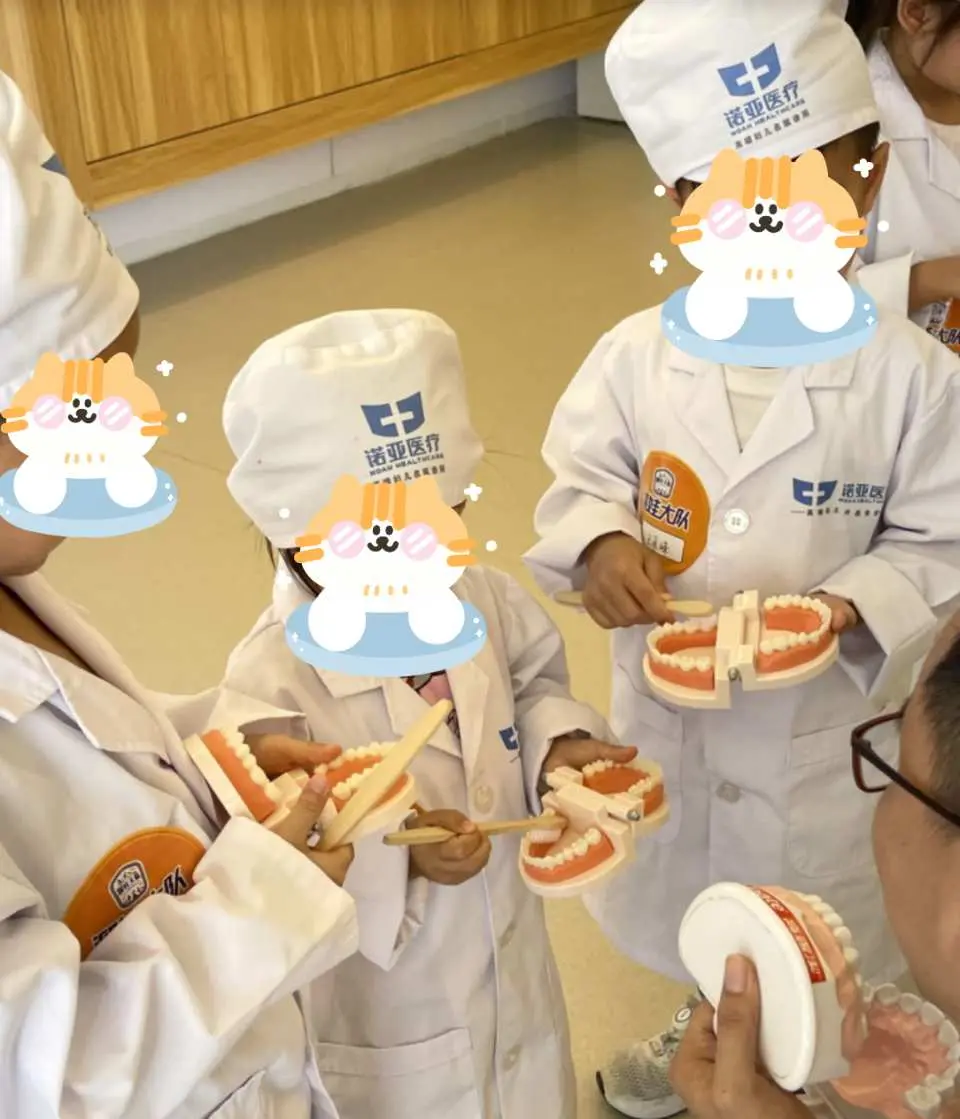 Trải nghiệm nghề nghiệp cho trẻ em ở Thâm Quyến, các nha sĩ nhỏ mặc đồng phục y bác sĩ, cầm mô hình răng và dụng cụ, học kiến thức chăm sóc răng miệng dưới sự hướng dẫn chuyên nghiệp.