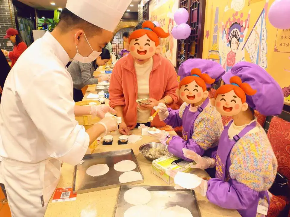 Tại trải nghiệm nghề nghiệp cho trẻ em ở Thâm Quyến, các đầu bếp bánh nhỏ vui vẻ học làm điểm tâm dưới sự hướng dẫn của giáo viên chuyên nghiệp, tận hưởng niềm vui thủ công cùng gia đình.