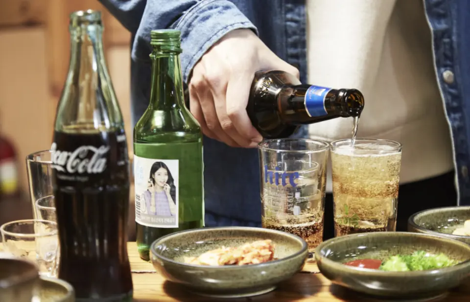 首爾夜間美食之旅中，旅客們嘗試多種韓國特有酒精飲品，如燒酒和啤酒，搭配傳統小吃。