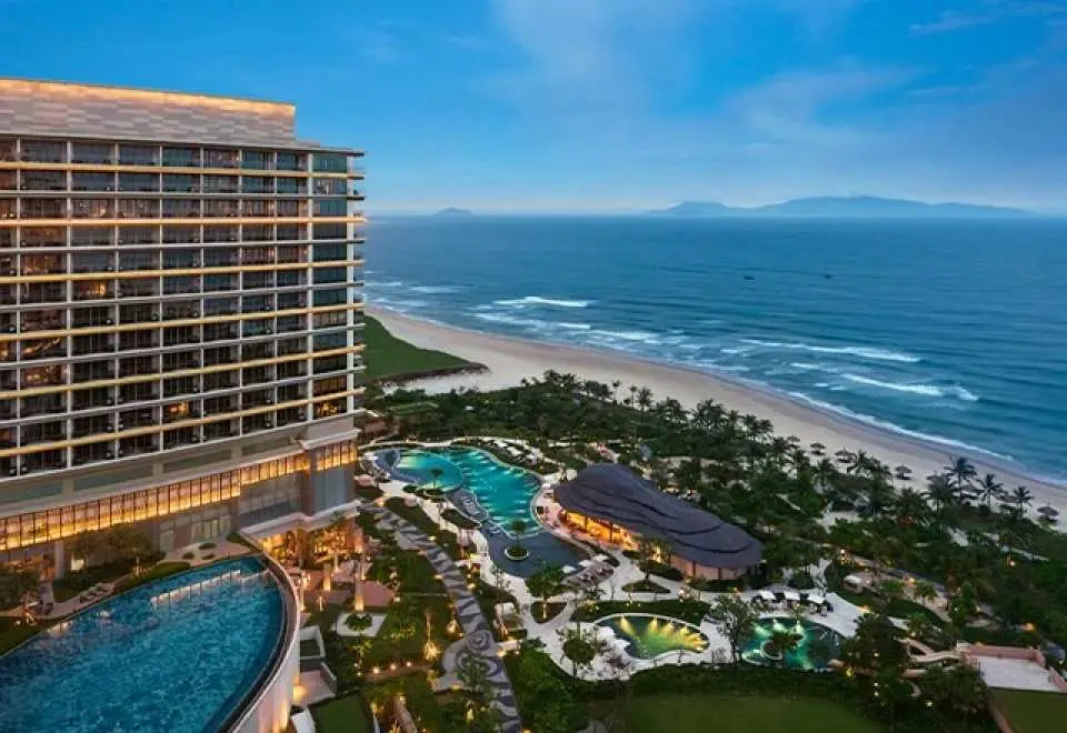 會安南岸新世界海灘度假酒店是一處奢華的隱居之所，為您帶來一趟融合越南中部文化與自然奇觀的熱帶夢幻之旅。置身於幽靜曠野，漫步於四公里的幽靜海灘，沉浸於會安這一豪華酒店的紛繁妙趣和亞洲式熱情好客中——可別忘了探索附近的會安世界遺產，暢打相鄰的世界級高爾夫球場，或探訪稍遠處的名勝風光。