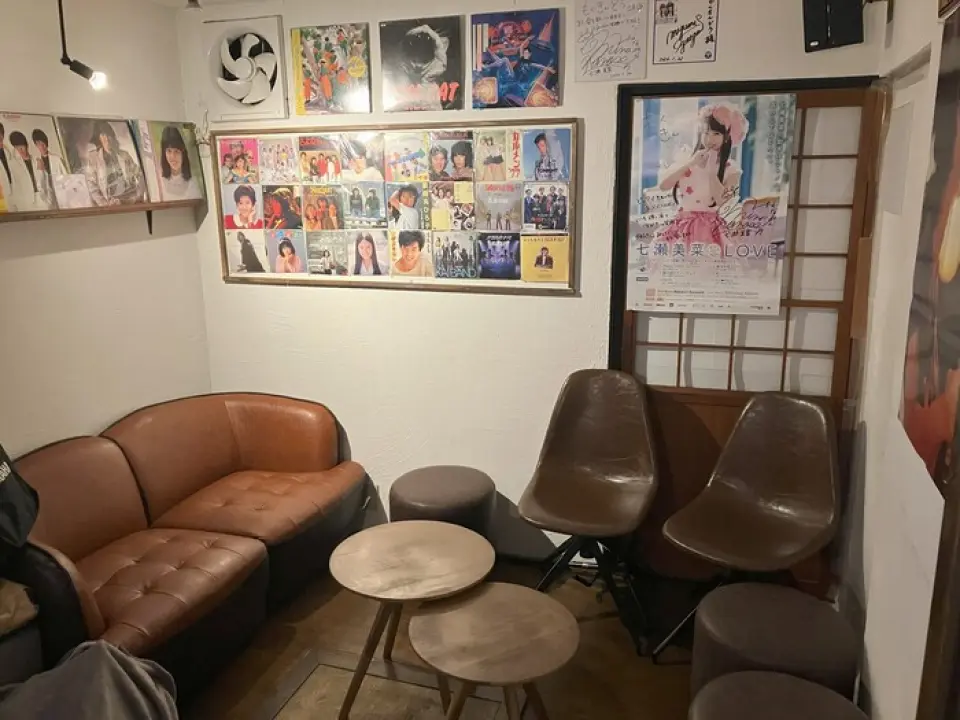 The interior of the shop is full of Showa retro atmosphere, decorated with records and playing nostalgic pop songs. Please relax and enjoy your time in this DIY space♪ There are 6 counter seats and 7 box seats available. We can also accommodate private parties of 10 or more people, but this is on request. We also hold mini concerts of folk rock and idols◎It is a 1.5 minute walk from Kurokawa Station, just before the residential area, so please feel free to come for a quick drink after work or for an after-party♪