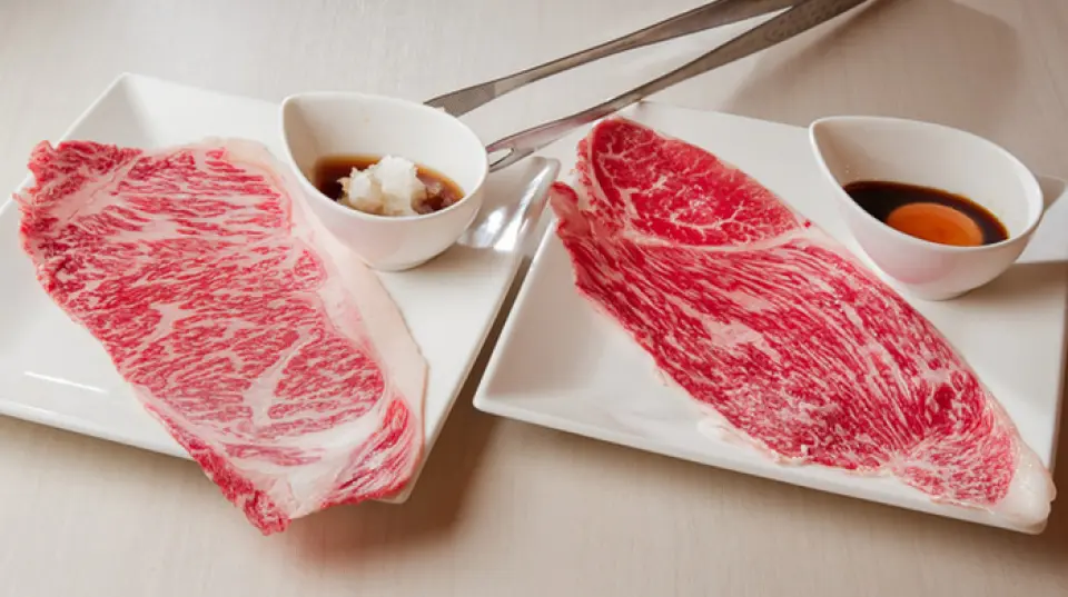 Our popular "Wagyu Beef Yaki Shabu" is a dish that allows you to fully enjoy the sweetness of the tender Wagyu beef. You can choose your favorite ponzu sauce with grated daikon radish and egg yolk sauce, which go perfectly with the Wagyu beef. Enjoy the moment when the delicious flavor of the meat fills your mouth.
