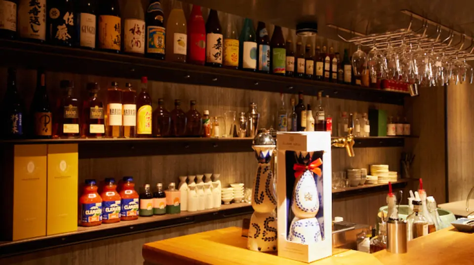 以正宗燒酒和純米酒為基礎，提供與日式和西式菜餚搭配的各種飲品。我們的葡萄酒種類繁多，我們精心挑選和購買，以便您可以享受符合您口味和菜餚的飲品。商品陣容會根據季節而變化，因此每次光臨都會有新的發現。選擇您最喜歡的飲品，盡情享受我們招牌炭烤串與創意菜餚的精緻結合。