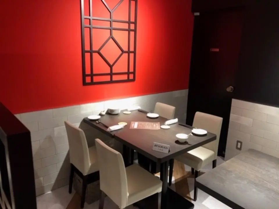 店內裝潢以紅、黑為主色調，有一種沉穩、現代的氛圍。備有適合單人使用的吧台座位，以及用隔板隔開的情侶座位。我們還有兩間半私人房間，可容納 6 至 8 人。此外，最多可容納50人，非常適合舉辦各種宴會。