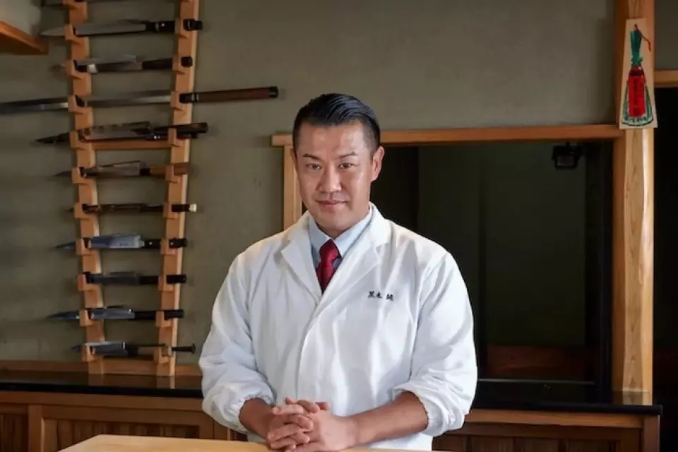 我们的美食由新晋主厨 Jun Kuroki 负责。 18岁时，他以成为一名厨师为目标移居东京，在一家著名餐厅接受培训后，于2010年成为东京汤岛黑木店的老板兼主厨。此外，在2011年和2012年，它还获得了《米其林东京指南》的星级评价。目前，他是“日本料理研究会”的成员，被誉为日本料理文化发展的希望。