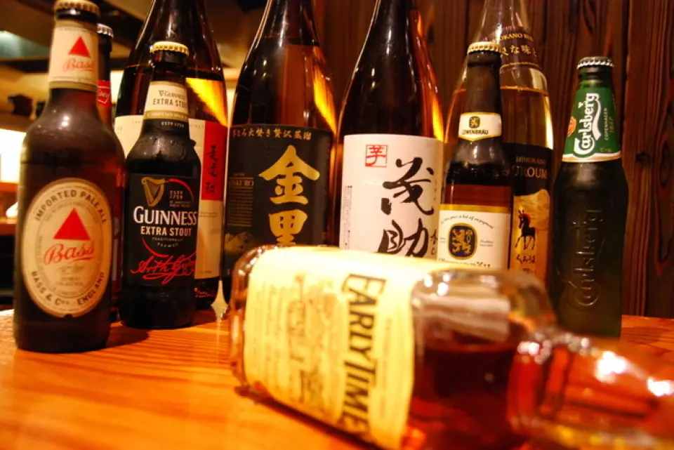 烤肉一定要搭配啤酒！我们备有烤肉店中很少见的约7种“世界各地的啤酒”。 Lowenbräu/百威/喜力/嘉士伯/福佳白啤酒/吉尼斯黑啤酒/巴斯淡色艾尔啤酒。享受比较饮料的乐趣！