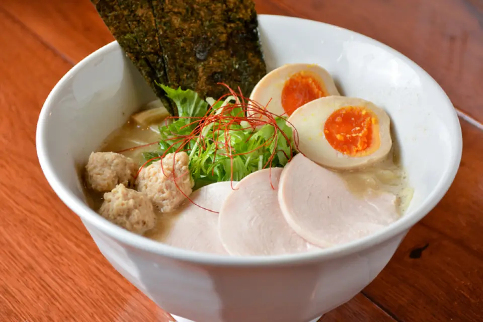Open until 6:00 AM ♪ The thick, rich, collagen-filled soup made with domestic chicken simmered over high heat for a long time is addictive, but the other toppings are also uncompromising! Juicy chicken char siu and meatballs made especially for chicken soba are toppings that really bring out the flavor of the ramen! Please give it a try!