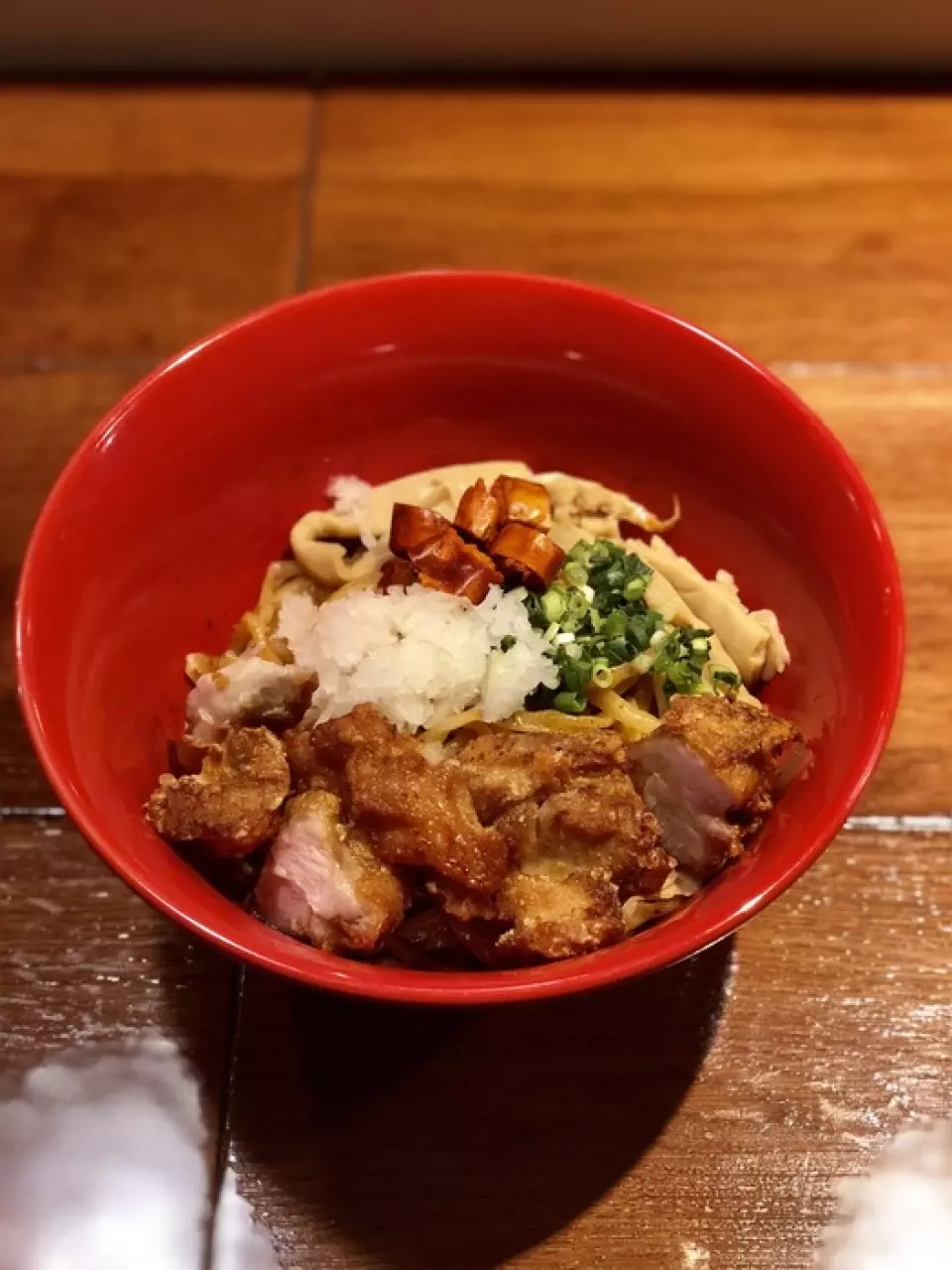 The photo shows the delicious spicy chicken mazesoba. *Non-spicy chicken mazesoba is also available. There are a variety of toppings available on the table! Enjoy customizing your dish with black-fried shichimi, fruit vinegar, chili powder, roasted sesame seeds, grated ginger, yuzu pepper, and more!