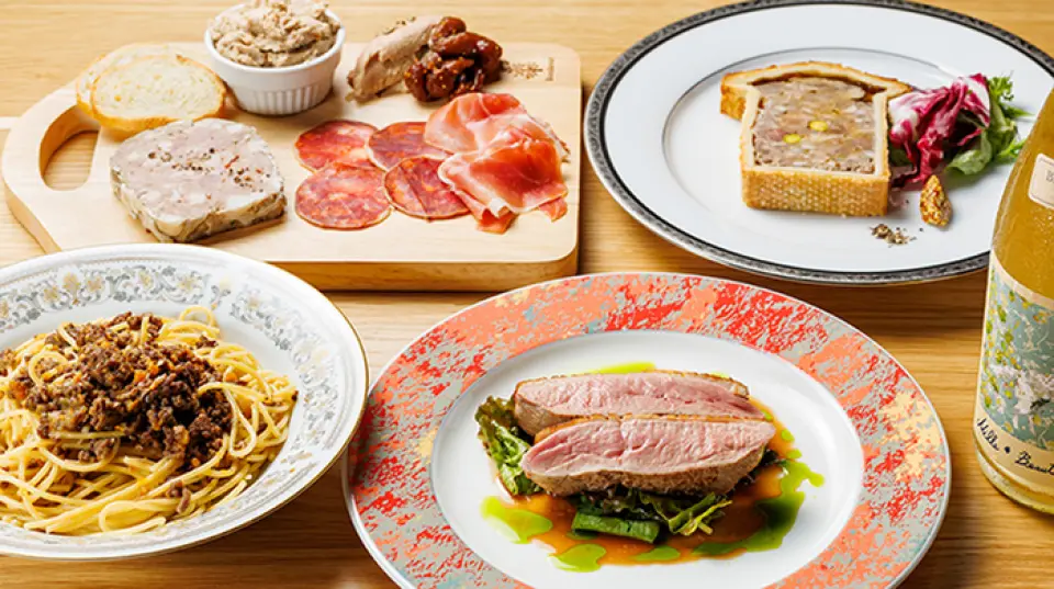 我们的餐厅拥有由具有意大利和法国美食经验的厨师烹制的各种风格的菜肴。我们特别推荐用大量黄油烘烤而成的自制奶油蛋卷制成的芳香开胃菜。另外，由糕点师的经验制作的甜点也很值得推荐。自助餐套餐5,000日元起，请度过特别的时光。我们期待您的光临。