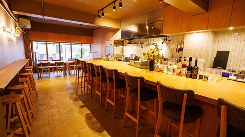 本店距离森下站步行3分钟，是一家经过翻新的酒店，拥有自然、现代的空间。设计以完全平坦的柜台为中心，顾客和厨房融为一体，营造出一种特殊的体验，让您可以感受到厨师在您的背后。请在餐厅安静的氛围中享受轻松的时光，这里非常适合与朋友或亲人一起用餐。