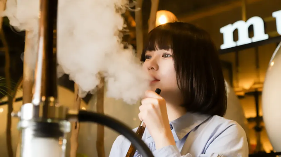 For those who are new to shisha, we recommend fruit flavors. Citrus mixes and fruit mixes such as lychee x grape x muscat, which have a fresh taste that you will never get tired of, are also popular. We offer them at an affordable price starting from 2,500 yen per set. We also have a wide variety of alcoholic drinks that you can enjoy with shisha, such as our homemade coffee shochu and craft highballs. Please feel free to use us as a bar.
