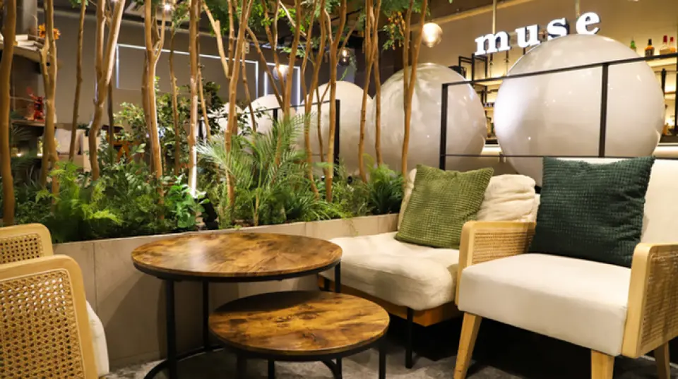 Our restaurant has an impressive large wooden arch and a sophisticated atmosphere. We have a wide variety of seats available, including sofa seats where you can relax as if you were at home while looking at the fireplace, counter seats perfect for working on your PC, and hammock seats perfect for dates. Our fully private rooms, which can accommodate up to 12 people, are also recommended for meetings and entertaining clients. We are open from 11:00 to 5:00 the following morning, so we are suitable for a variety of everyday situations, such as a girls' lunchtime get-together, a daytime or evening cafe, a second stop, or waiting for the first train.