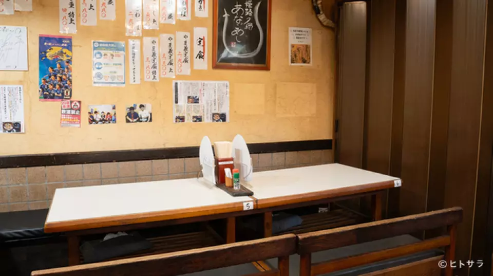 餐廳內部不大，共有14個座位，擺滿桌子。它有一種懷舊的感覺，讓你感到放鬆。這是一家您可以與家人和朋友，甚至一個人一起隨意用餐的餐廳。