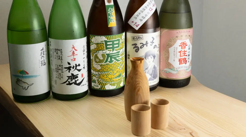 提供20多种日本酒，其中包括来自全国各地的独特当地酒！我们为我们丰富的产品阵容感到自豪，无论是酒精爱好者还是初次饮酒者都可以享用。我们还提供各种啤酒、楚海、威士忌、烧酒、果酒等。如果您想以实惠的价格喝很多酒，不妨试试6道菜品+无限畅饮的120分钟无限畅饮特别套餐，价格为4,800日元！