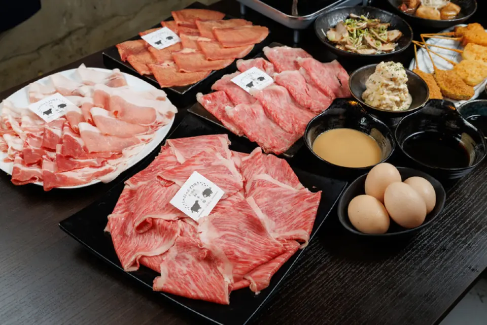 All-you-can-eat high-quality meat! Miyazaki beef A5 rank premium sirloin and red-haired Japanese pork Kishu Ume pork