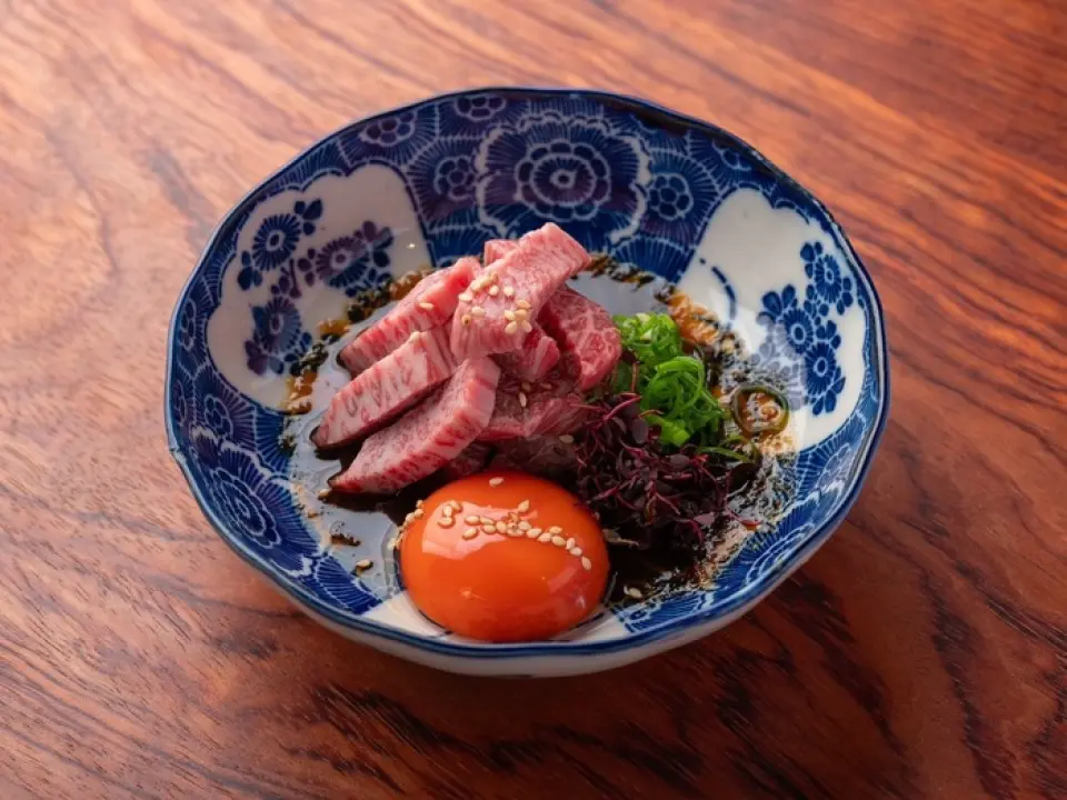 맛뿐만 아니라 안전에도 신경을 쓰는 주인은 히다소고기의 맛을 느낄 수 있는 요리 중 하나인 "히다소고기 육회"를 제공합니다. 진한 육회 소스에 달걀 노른자를 섞어서 드실 수 있습니다.