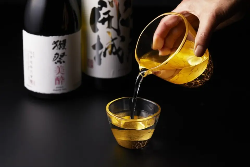 我們有豐富的產品陣容，您可以同時享用清酒和葡萄酒。我們購買了許多極為稀有和珍貴的日本清酒品牌，並提供3種和6種清酒的比較套裝。內容隨季節變化，讓您隨著食物一起感受季節的變化。我們也提供來自各個產地的日本葡萄酒，讓海外客戶充分享受日本的魅力。請找到您最喜歡的杯子並享受幸福的時光。