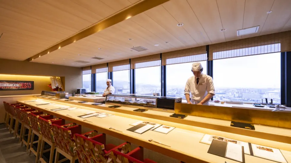 The seats overlook the Kyoto cityscape from the large windows, and there are counter seats where you can watch the chefs' techniques right in front of you, as well as table seats where you can relax. Enjoy a quality time at [Sushi_Tamahime KYOTO], which has a great location where you can also enjoy the beautiful night view at night.