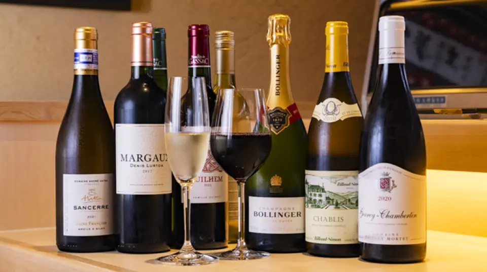We have a wide selection of carefully selected drinks to enjoy with your meal. Our recommendation is the local sake from Ishikawa Prefecture. The lineup changes depending on the season, including seasonal sake and new sake. We offer half and full cups, so you can enjoy comparing the different drinks◎ We also offer red and white wines that go well with fresh fish. You can order by the glass as well as by the bottle, so please feel free to come by.