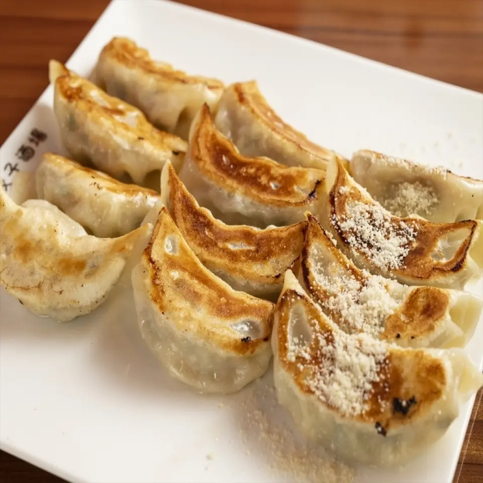 我们准备了可以尽情享用我们引以为傲的手工“饺子”的套餐！有两种类型的课程可供选择：2 小时和 3 小时（含无限畅饮）。精致的饺子，烤的、蒸的、水煮的任你选择，吃多少次都不会腻。这是我们非常受欢迎的套餐，在这里你还可以享受小吃菜单♪