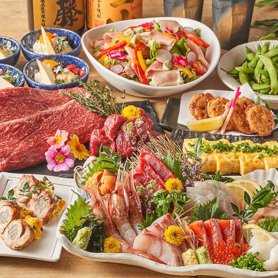 直接来自农场！我们精心挑选和采购时令海鲜，注重新鲜度。与日本酒非常相配。我们还提供各种肉类菜肴，包括当地鸡肉、黑猪肉、日本牛肉和马肉生鱼片。特别是使用肥美的日本牛肉或烤牛肉制作的寿司非常美味。
