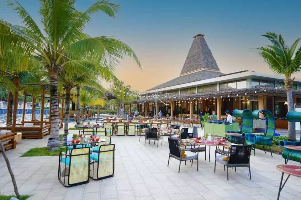 在您入住新世界度假村期間，有多種餐飲選擇供您選擇。無論是在 The Bay Kitchen 享受令人愉悅的現代用餐體驗，還是在專門從事木火烹飪的 Lua Grill & Bar 享用鄉村餐點，在 New World，您的味蕾一定會得到很好的滿足