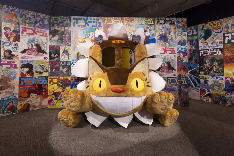 ◎全球首次展出！大型立體造景，彷彿置身動畫世界裡。以龍貓巴士穿過《Animage》雜誌的封面做為此區的起點，象徵粉絲們可以親自走進動畫場景拍照，彷彿置身於吉卜力的動畫世界中，留下珍貴的回憶。為了完美呈現吉卜力熱門動畫的獨特氛圍，吉卜力工作室更特別派出專業職人團隊來台灣，打造全球首次展出的獨家拍照場景！包括《龍貓》、《風之谷》、《天空之城》和《魔女宅急便》的經典畫面，也能成為雜誌封面人物，絕對不容錯過！（此為日本展出照片，展覽實景以現場為準）