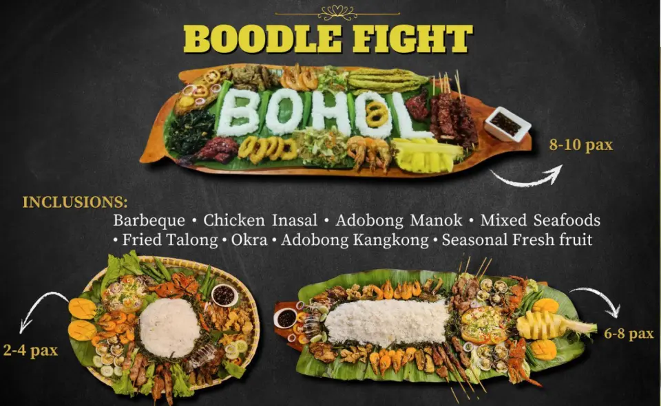Kusina de Bohol 的 Boodle Fight 是您在餐廳可以享受的最令人興奮和獨特的用餐體驗之一。 Boodle Fight 是一種傳統的菲律賓飲食風格，食物通常放在長桌子或香蕉葉上，盛裝大量食物，食客們用手一起吃。這是一種公共且通常具有節日氣氛的用餐方式，可以促進團結和友誼。在 Kusina de Bohol，這種體驗透過突出當地特色菜和新鮮的當地食材而更上一層樓。