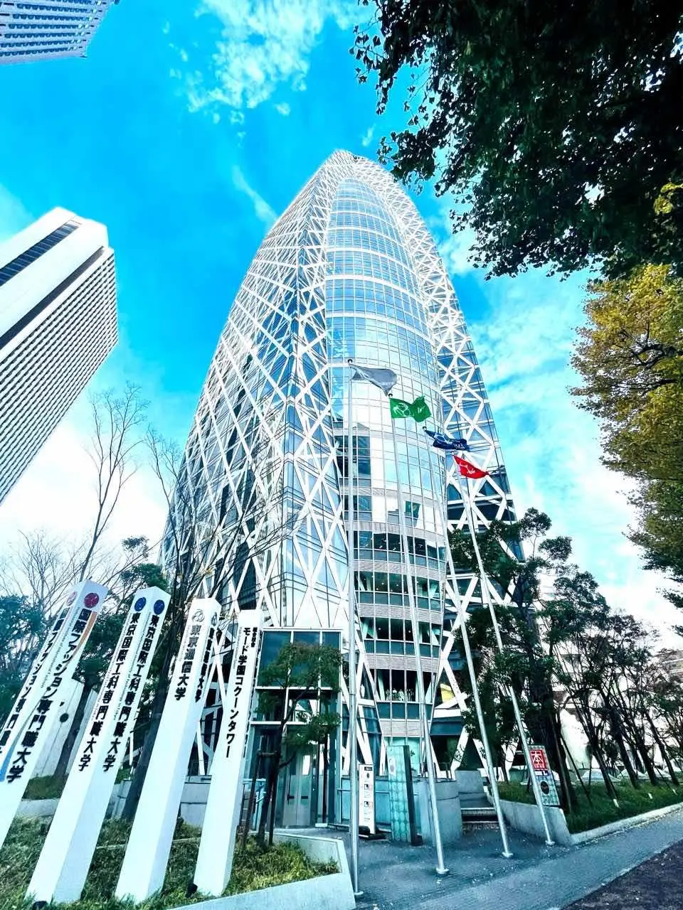 东京新宿独特的蚕茧大楼，现代感十足的设计是都市地标之一，象征着日本的创新，也代表此白川乡行程从东京出发。