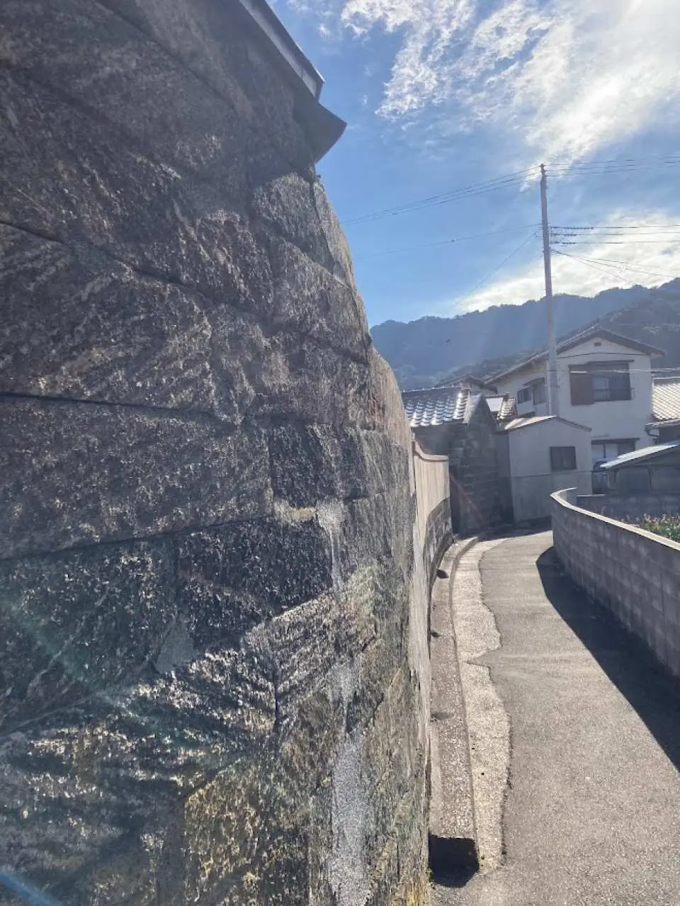 金谷街道景觀：從能古切山開採的房州石牆貫穿街道景觀。