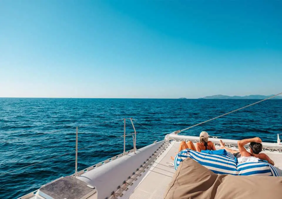 ปล่อยให้คลื่นซัดพาคุณผ่อนคลายพร้อมดื่มด่ำกับทัศนียภาพอันน่าทึ่งบนเรือใบสองท้อง