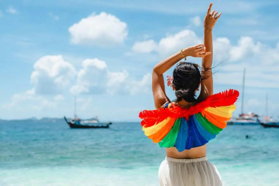 ล่องเรือผ่านน้ำทะเลใสราวกับคริสตัลของภูเก็ตและเก็บภาพช่วงเวลาอันน่าประทับใจบนชายหาดทรายอันน่าทึ่ง