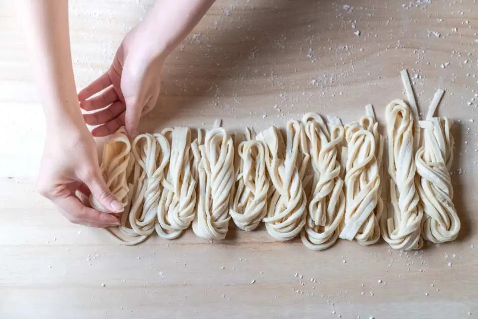Arrange the cut noodles.