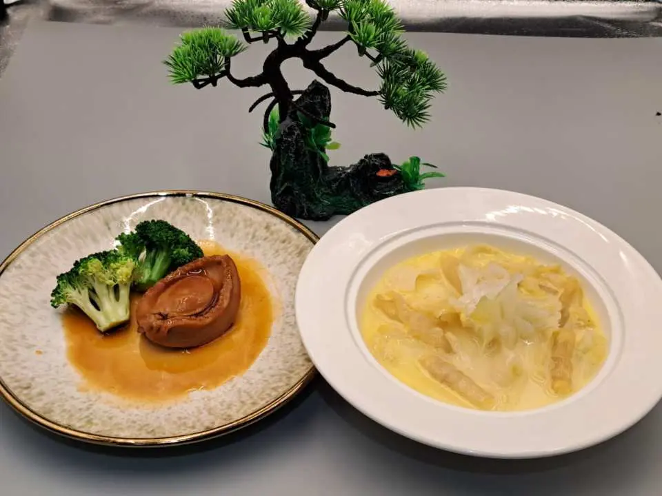 招牌豪皇原隻鮑魚肉質鮮嫩，鮮香四溢，搭配獨特烹調方式，保留鮑魚天然風味！花膠雞魚湯翅則以滋補花膠、鮮美雞肉和魚翅熬製而成，湯底清香濃郁，營養豐富！