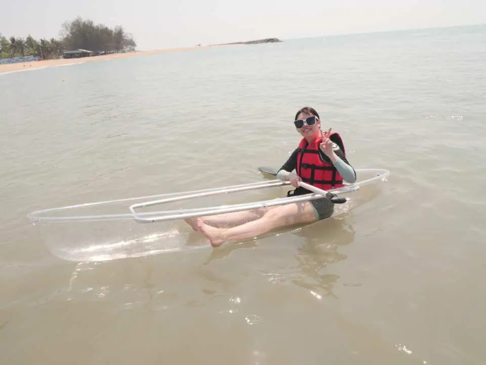 劃皮划艇穿過水晶般清澈的海水，探索隱藏的海灣，沿著海岸線享受寧靜的旅程！