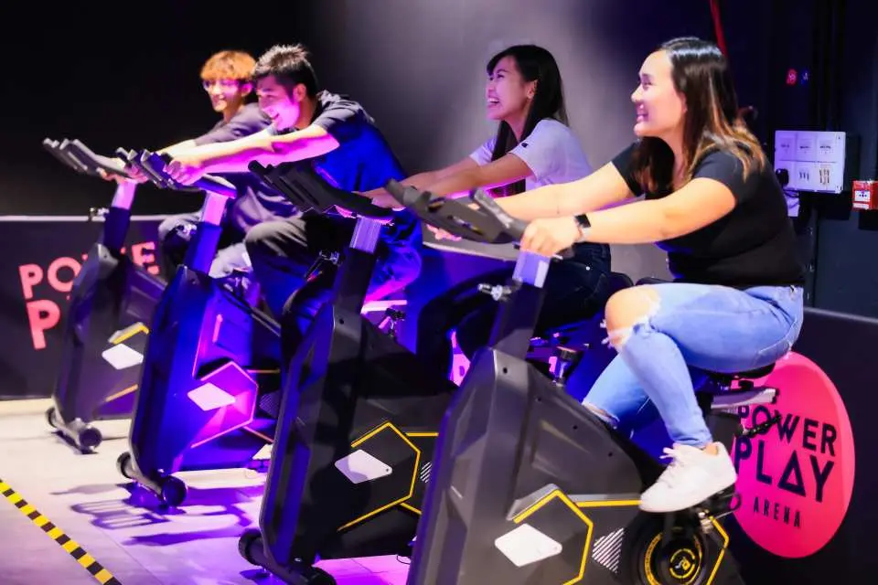 荔枝角PowerPlay Arena全新動感任玩區Zone A，多位遊客在互動電子競技單車上競速，享受運動與遊戲結合的樂趣。