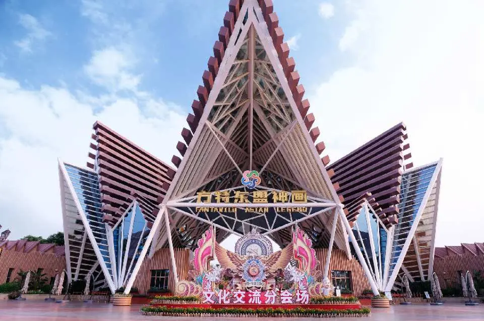 方特东盟神画倚青秀山，沿邕江而建，园区包含了东南亚风情街、五大主题餐厅、十一大室内主题项目及三十余项室外游乐项目，是一个老少皆宜的主题乐园，适合家庭亲子休闲旅游，同时也适合年轻人寻奇探险。这里有长者钟爱的特色演艺，有孩子们喜欢的熊出没主题区，也有年轻人向往的惊险刺激型游乐项目群，一家人各得其所，甜蜜温馨，其乐融融。