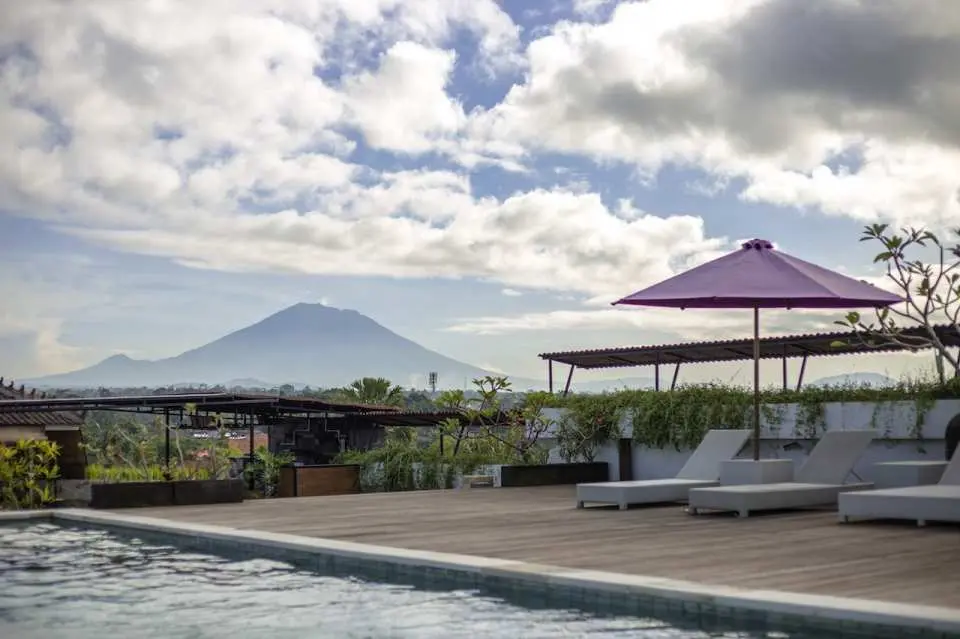 Take a dip in the stunning Skypool with breathtaking mountain views – the perfect spot to relax and soak in the scenery!