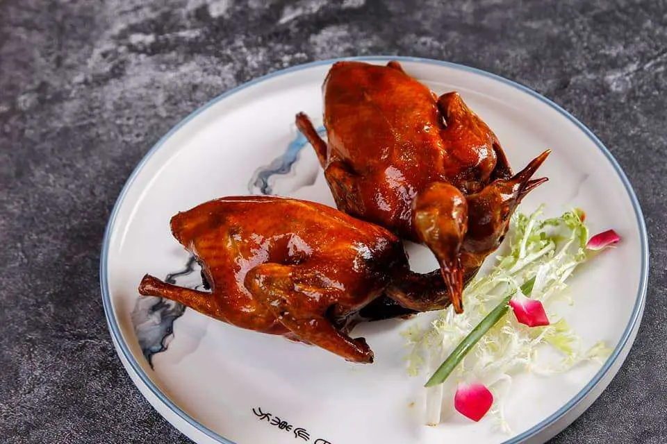 There is also the crispy glass squab, which is juicy, sweet and juicy inside, making you unable to stop eating one bite after another!