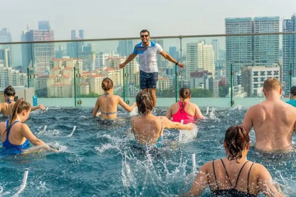 每節課通常都會在泳池中進行溫和的熱身活動。您將從輕微的運動開始，讓身體適應水、增加血液循環並放鬆肌肉，包括伸展運動、原地輕柔慢跑和緩慢的游泳動作。